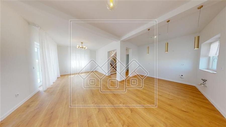 Casă individuală cu 4 camere cu Teren 470 Mp în Central