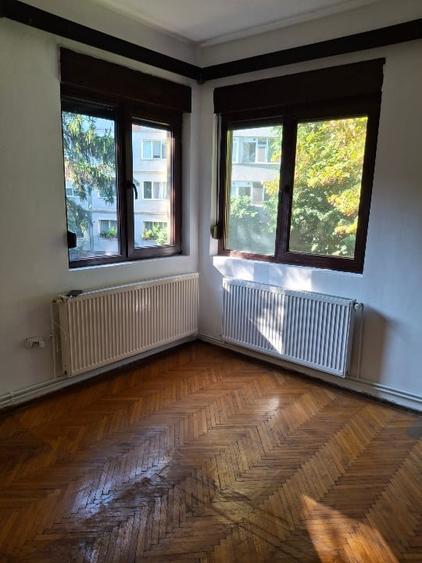 Apartament cu 4 camere semidecomandat în 1 Mai