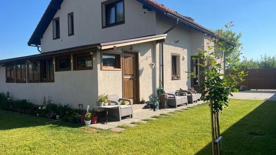 Casă cu 5 camere în Stupini
