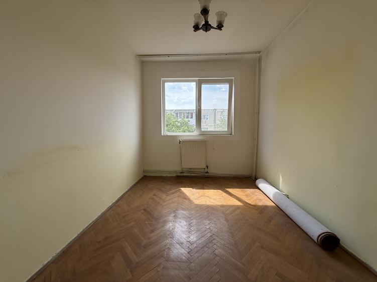 Apartament cu 3 camere semidecomandat în P-ța Doina