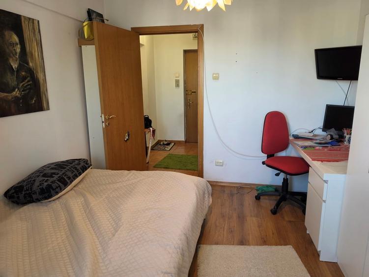 Apartament cu 3 camere semidecomandat în Iancului