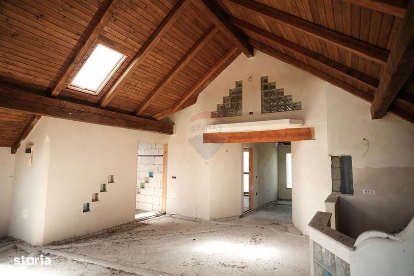 Casă cu 4 camere cu Teren 1674 Mp în Frătăuții Vechi