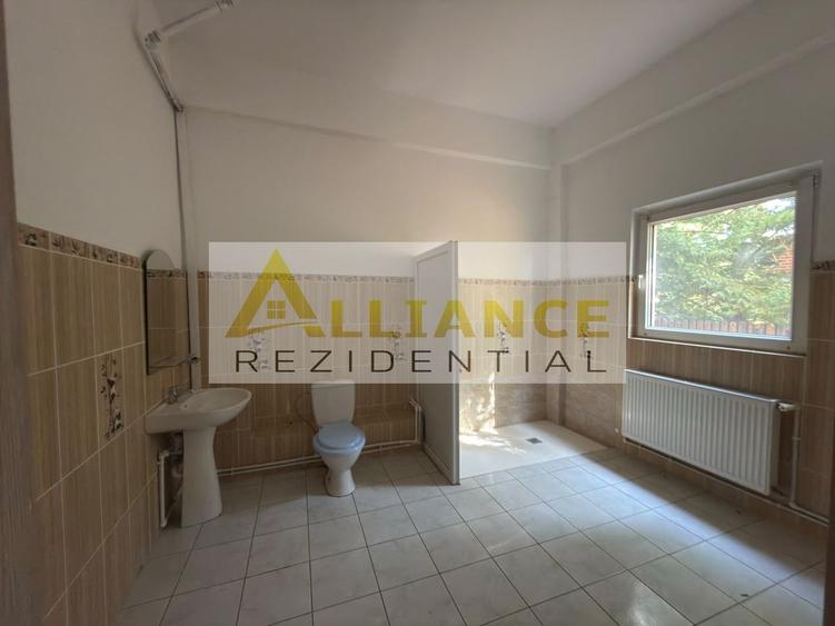 Casă individuală cu 14 camere cu Canalizare în Cățelu