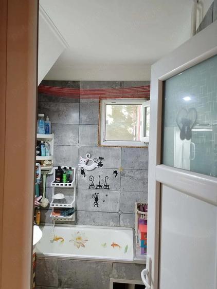 Apartament cu 3 camere semidecomandat în Berceni
