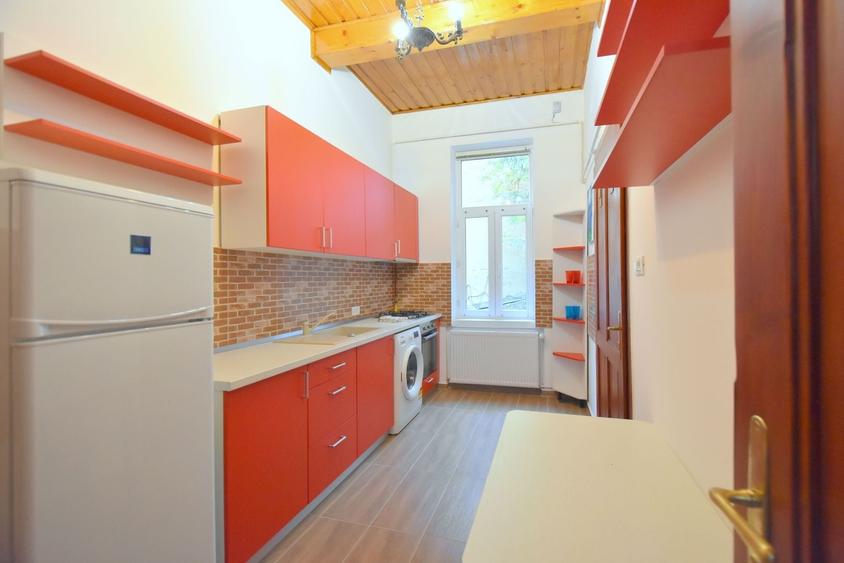 Apartament cu 3 camere semidecomandat, mobilat în Ultracentral