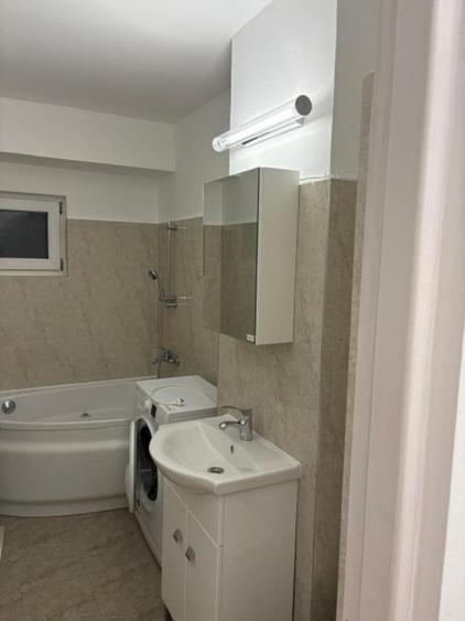 Apartament cu 3 camere semidecomandat, mobilat în Tineretului
