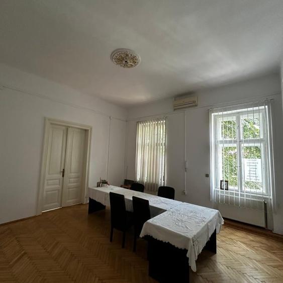 Apartament cu 5 camere circular, mobilat în Central