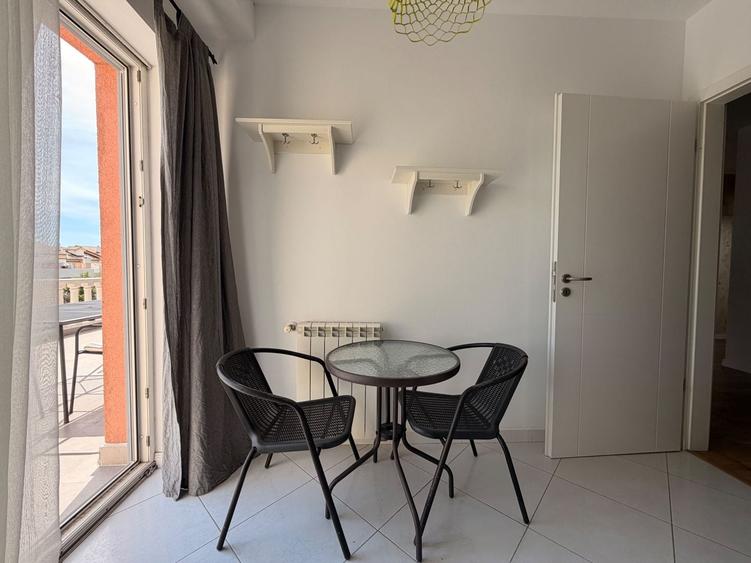 Apartament cu 3 camere semidecomandat, mobilat în Nord