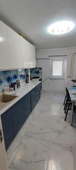 Apartament cu 3 camere decomandat în Filiași