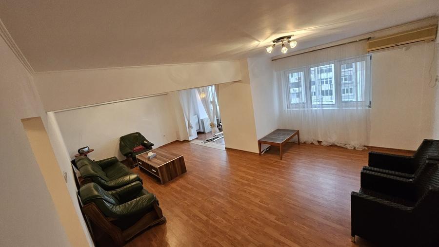 Apartament cu 4 camere decomandat în Central