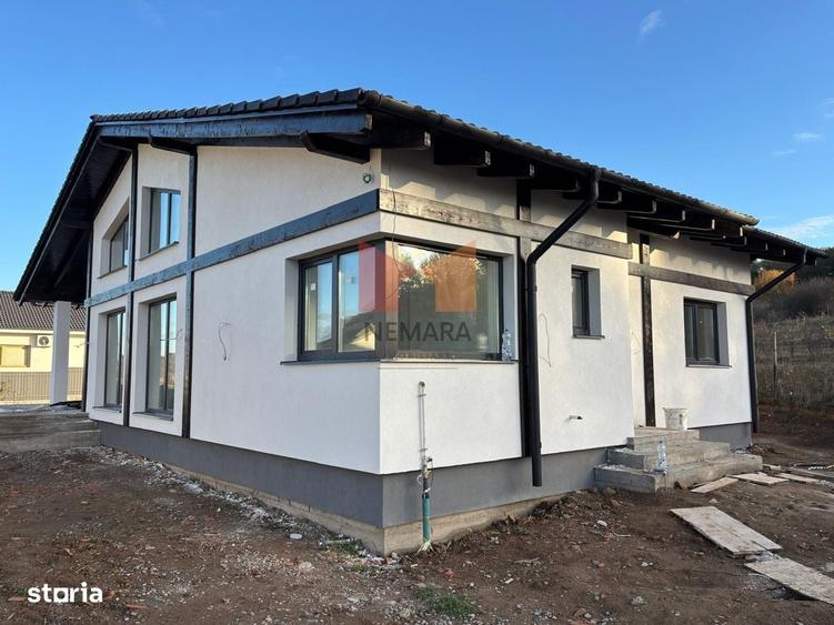 Casă cu 4 camere în Livezeni