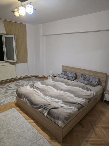 Apartament cu 4 camere decomandat în Florești