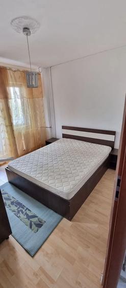 Apartament cu 2 camere semidecomandat, mobilat în Tei