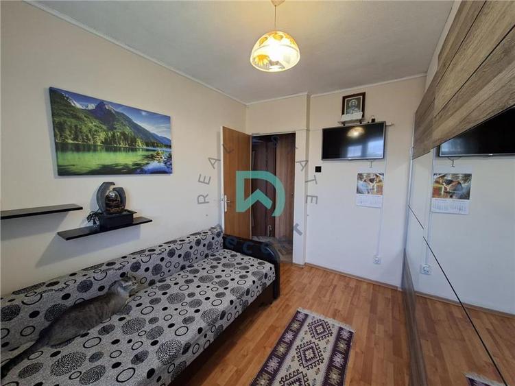 Apartament cu 3 camere semidecomandat în Florilor