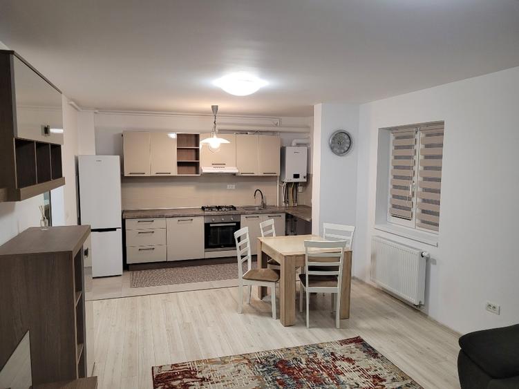Apartament cu 2 camere decomandat în Tractorul