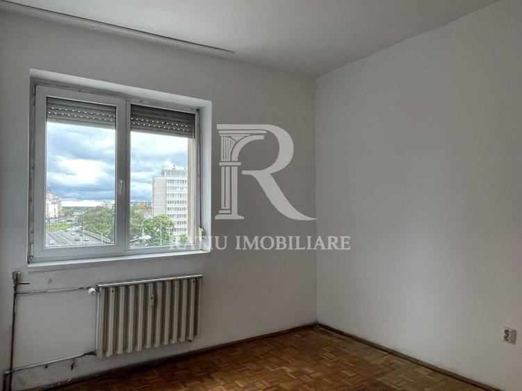 Apartament cu 3 camere semidecomandat în Central
