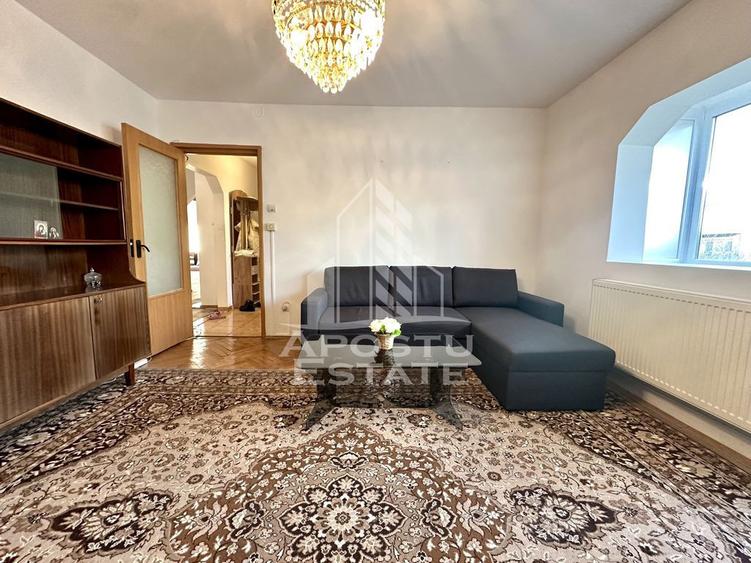 Apartament cu 4 camere decomandat, mobilat în Girocului