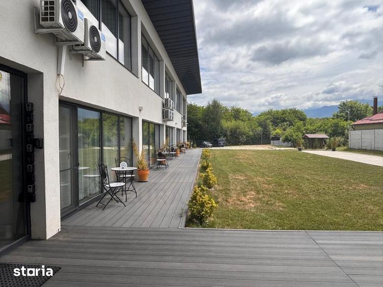 Casă cu 10 camere cu Teren 4600 Mp în Central