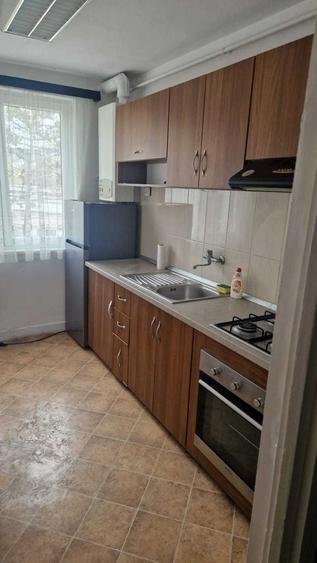 Apartament cu 2 camere semidecomandat în Aleea Carpați
