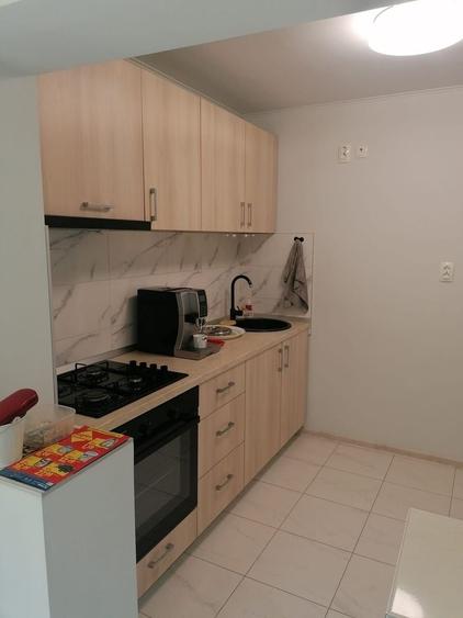 Apartament cu 3 camere decomandat, mobilat în Girocului