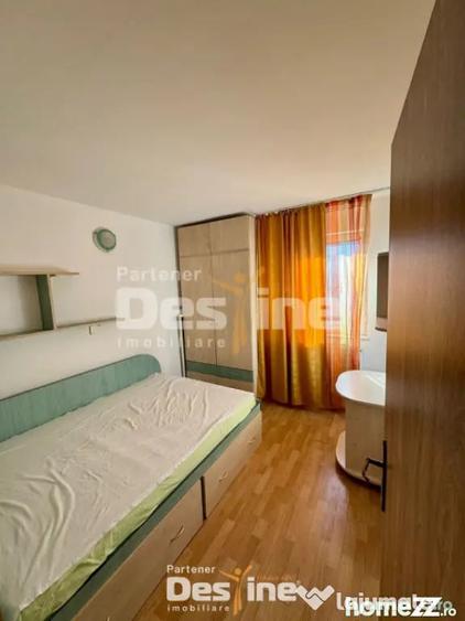 Apartament cu 3 camere semidecomandat în Podu Roș