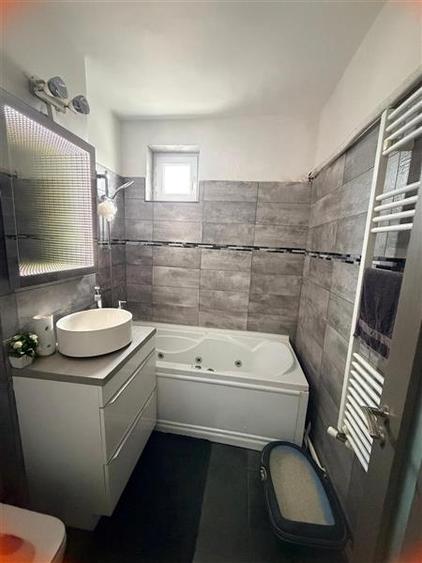 Apartament cu 3 camere decomandat, mobilat în Alexandru cel Bun