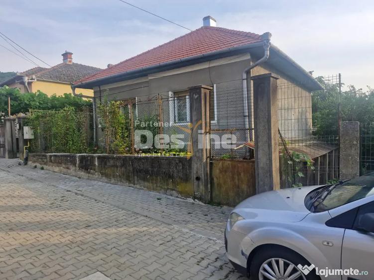 Casă cu 7 camere cu Teren 660 Mp în Central