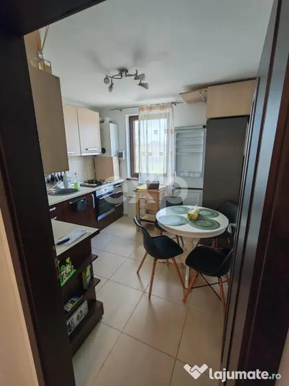 Apartament cu 3 camere decomandat în Tractorul