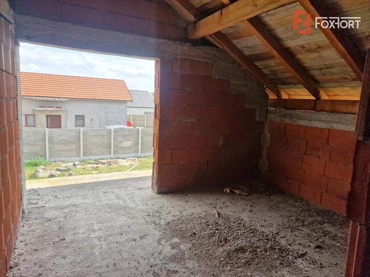 Casă cu 6 camere cu Teren 656 Mp în Izvin