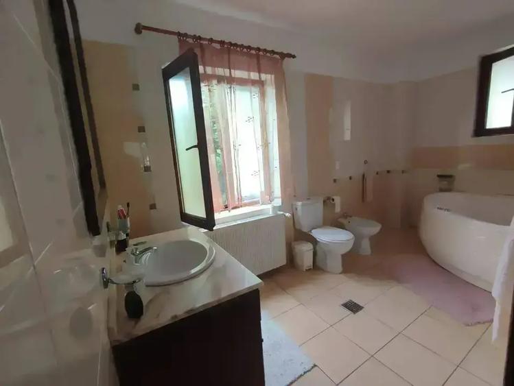 Casă cu 5 camere cu Canalizare în Central
