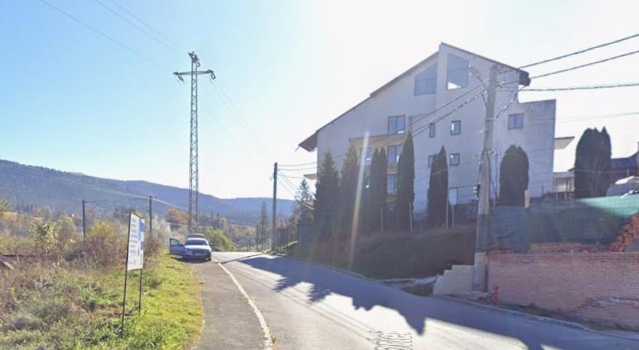 Casă individuală cu 12 camere cu Canalizare în Poiana Țapului