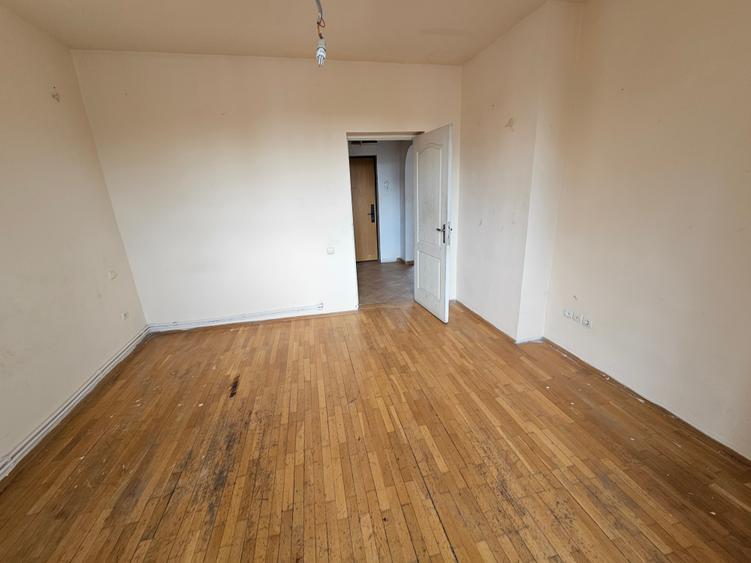 Apartament cu 4 camere decomandat în P-ța Rosetti