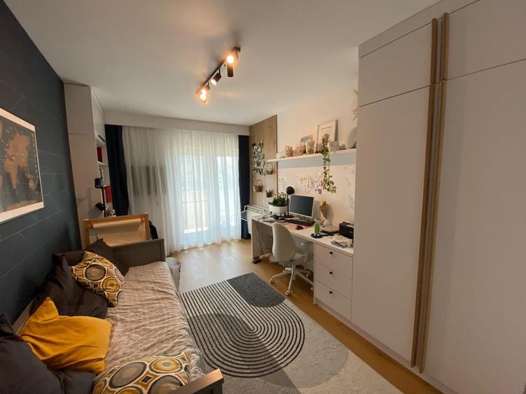 Apartament cu 4 camere decomandat, mobilat în Băneasa