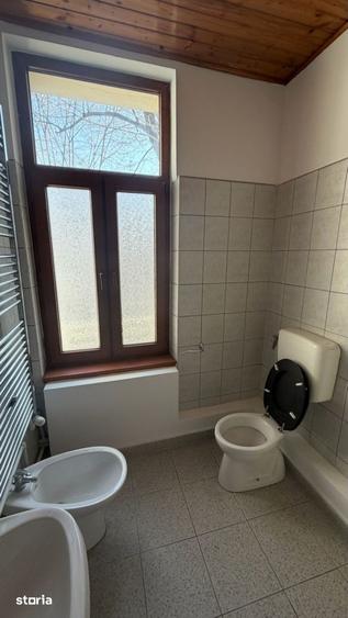 Apartament cu 6 camere semidecomandat în Cișmigiu