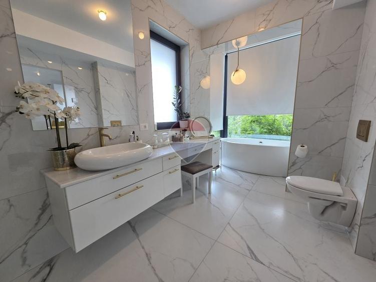 Casă individuală cu 7 camere cu Piscina în Est