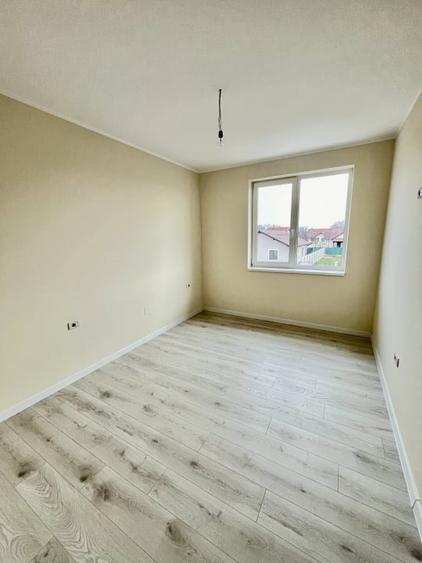 Duplex cu 4 camere cu Canalizare în Exterior Vest