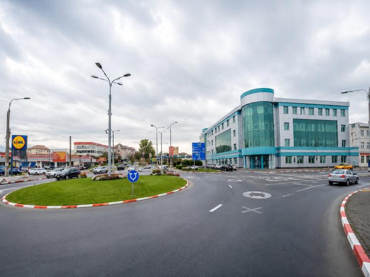 Birou, de 5,200 mp, în Turnișor