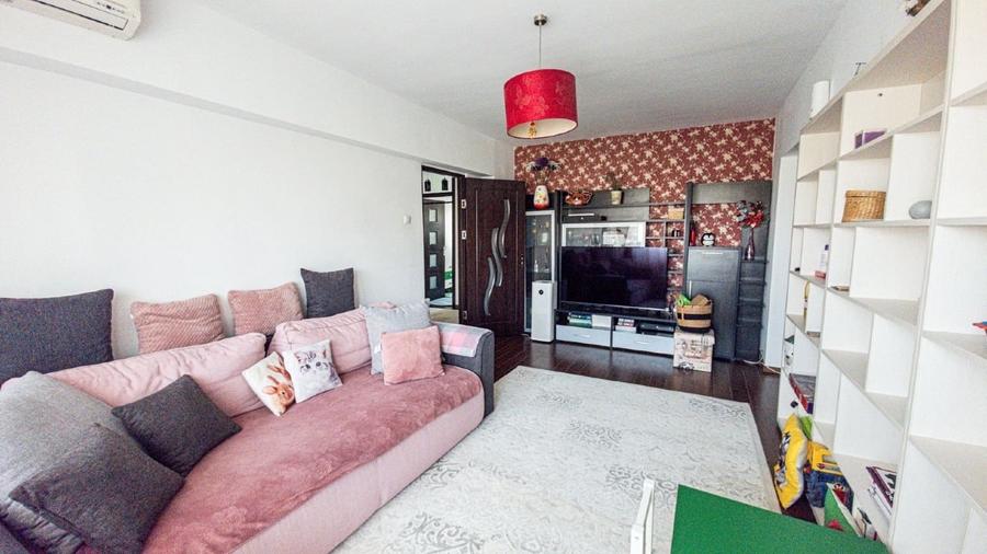Apartament cu 3 camere semidecomandat, mobilat în Titan