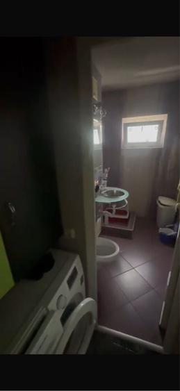 Apartament cu 4 camere semidecomandat în Rovine