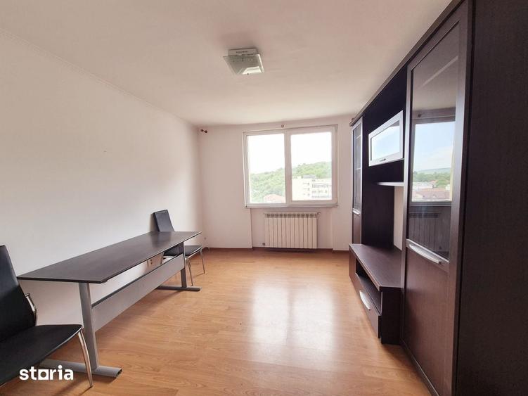 Apartament cu 3 camere decomandat în Est