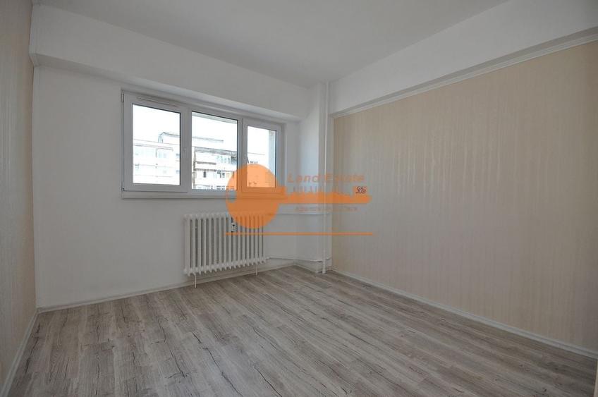 Apartament cu 3 camere semidecomandat în Păcii