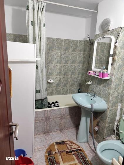 Apartament cu 4 camere decomandat în Craiovița Nouă