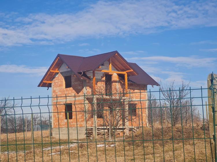 Casă cu 4 camere în Pătrăuți
