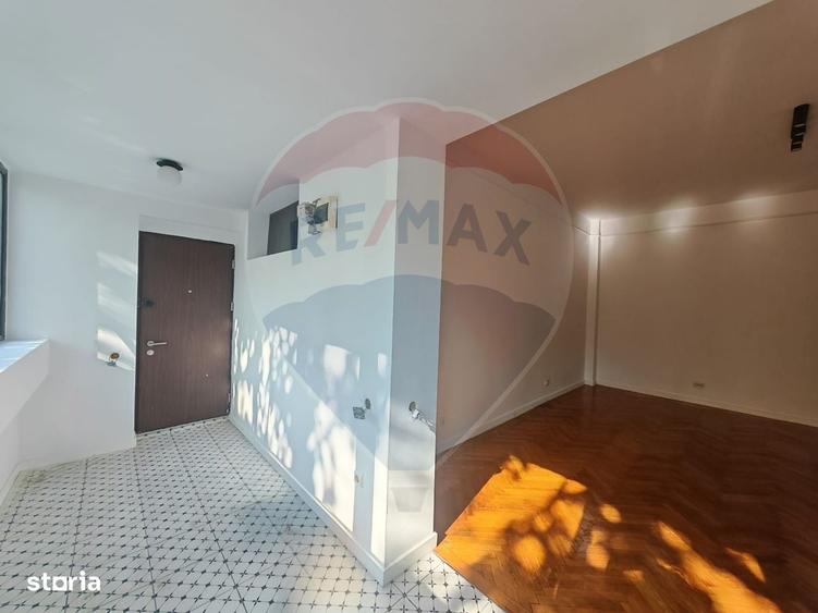 Apartament cu 3 camere semidecomandat în Aviatorilor