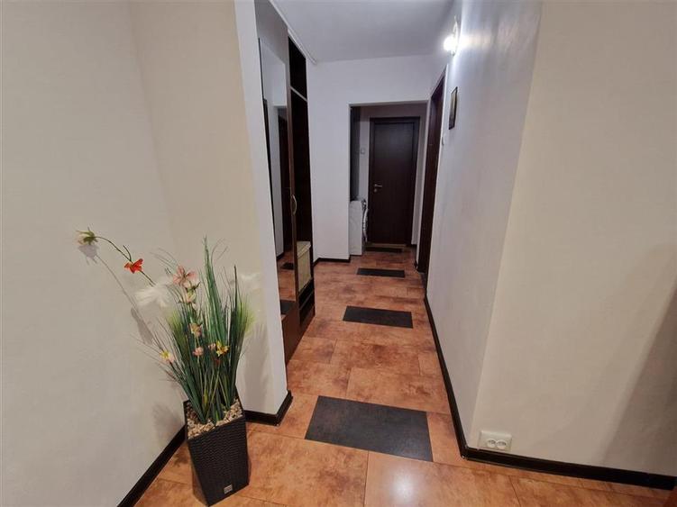 Apartament cu 3 camere semidecomandat, mobilat în Baza 3