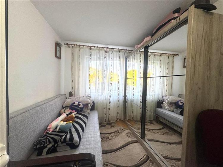 Apartament cu 3 camere semidecomandat în Păcurari