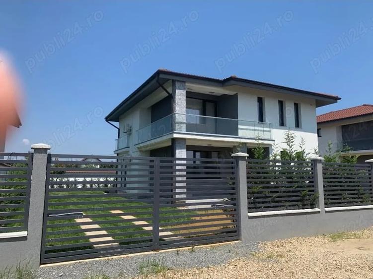 Casă cu Teren 450 Mp în Est