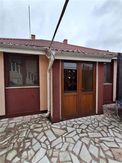 Casă individuală cu 7 camere cu Canalizare în Central