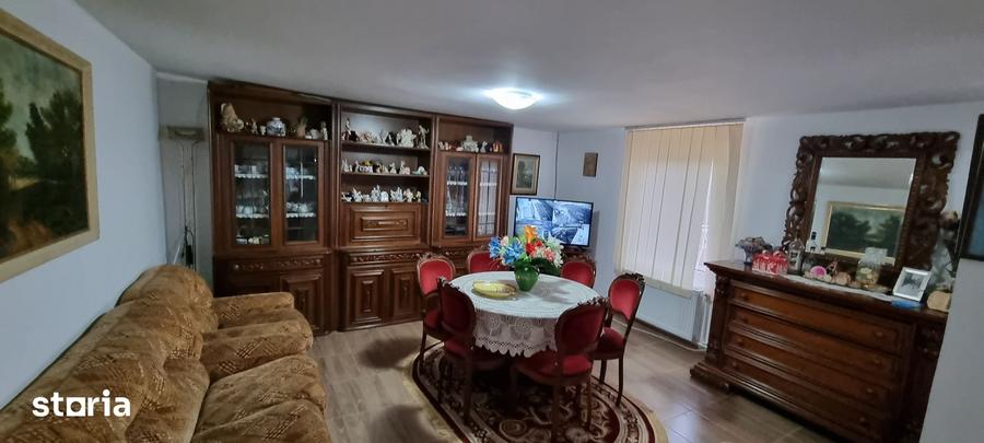 Casă cu 4 camere cu Teren 1400 Mp în Mihai Eminescu