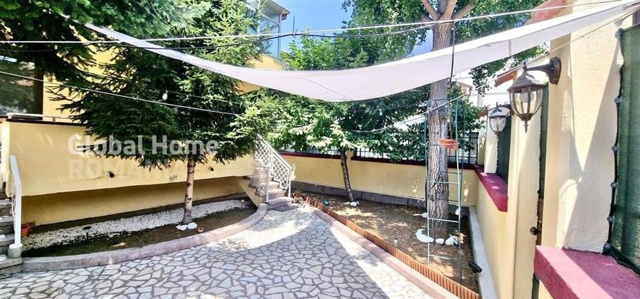Casă individuală cu 8 camere cu Canalizare în Gara de Nord
